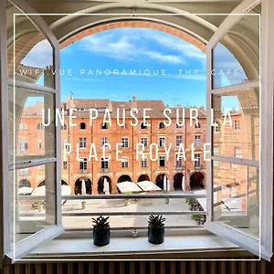 Pause Sur La Place Royale , Montauban France